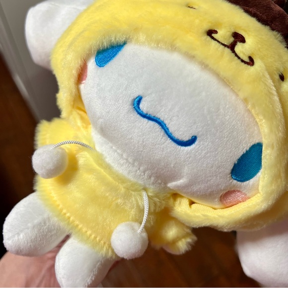 Sanrio 🩵 Cinnamoroll Plush in “Friend Pompompurin Hoodie” Japan Limited - Picture 4 of 5